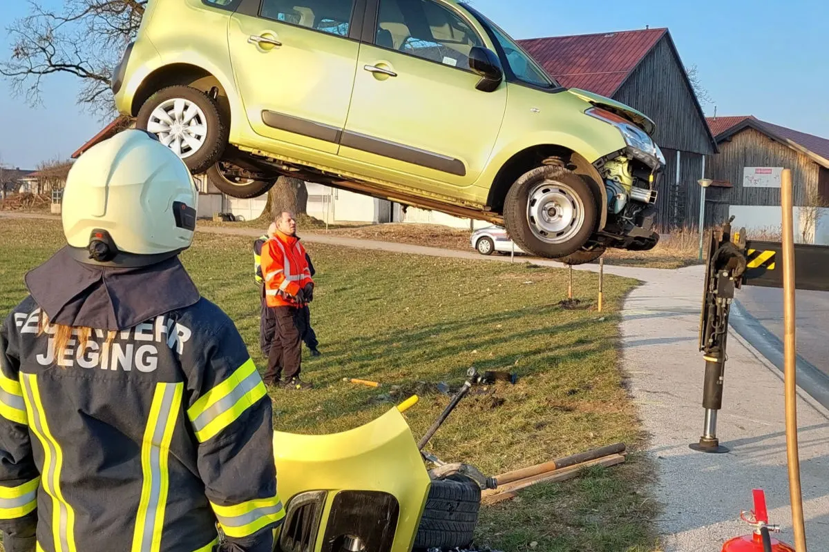 Pfaffstätt – Feuerwehr befreit eingeklemmte Lenkerin nach Unfall