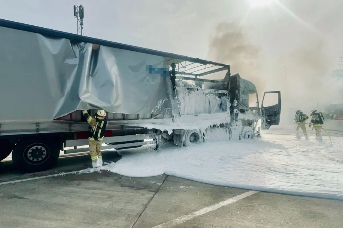 Angath – Lkw gerät auf Autobahnparkplatz in Brand