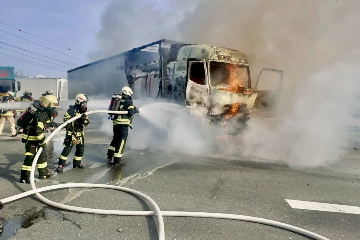 Angath – Lkw gerät auf Autobahnparkplatz in Brand
