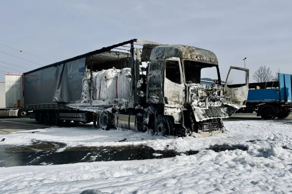 Angath – Lkw gerät auf Autobahnparkplatz in Brand