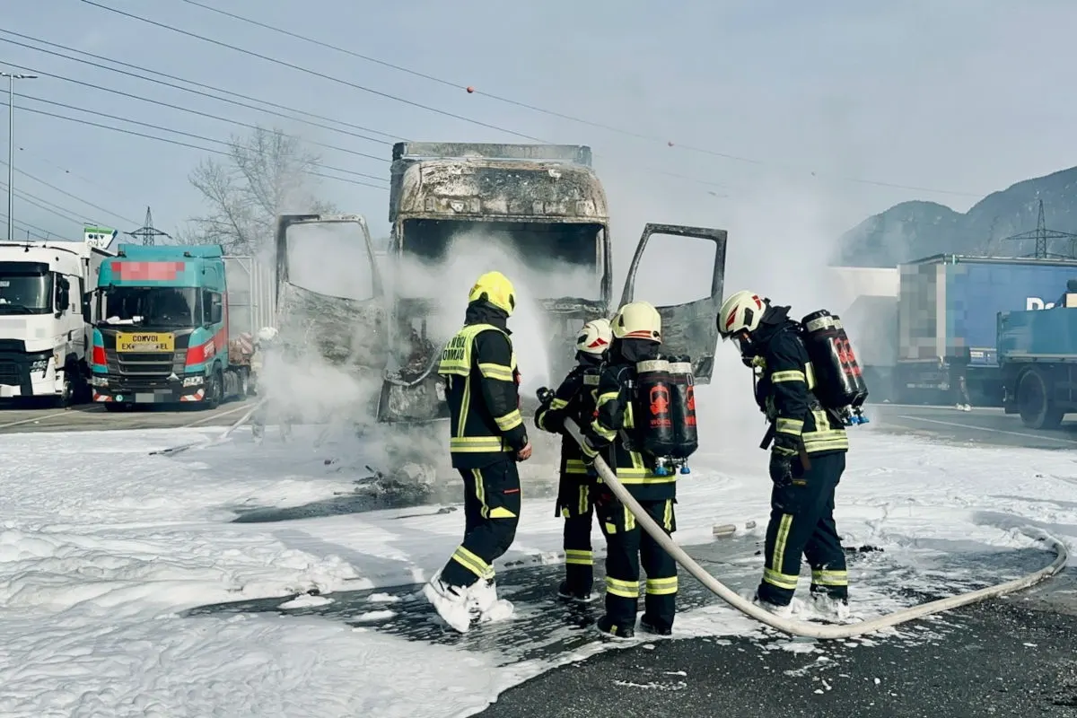 Angath – Lkw gerät auf Autobahnparkplatz in Brand