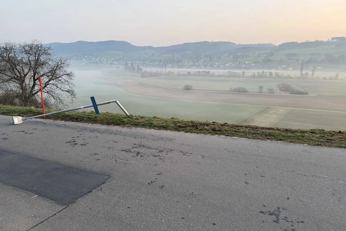 Gontenschwil AG – Alkoholisierte Lenkerin prallt gegen Kandelaber