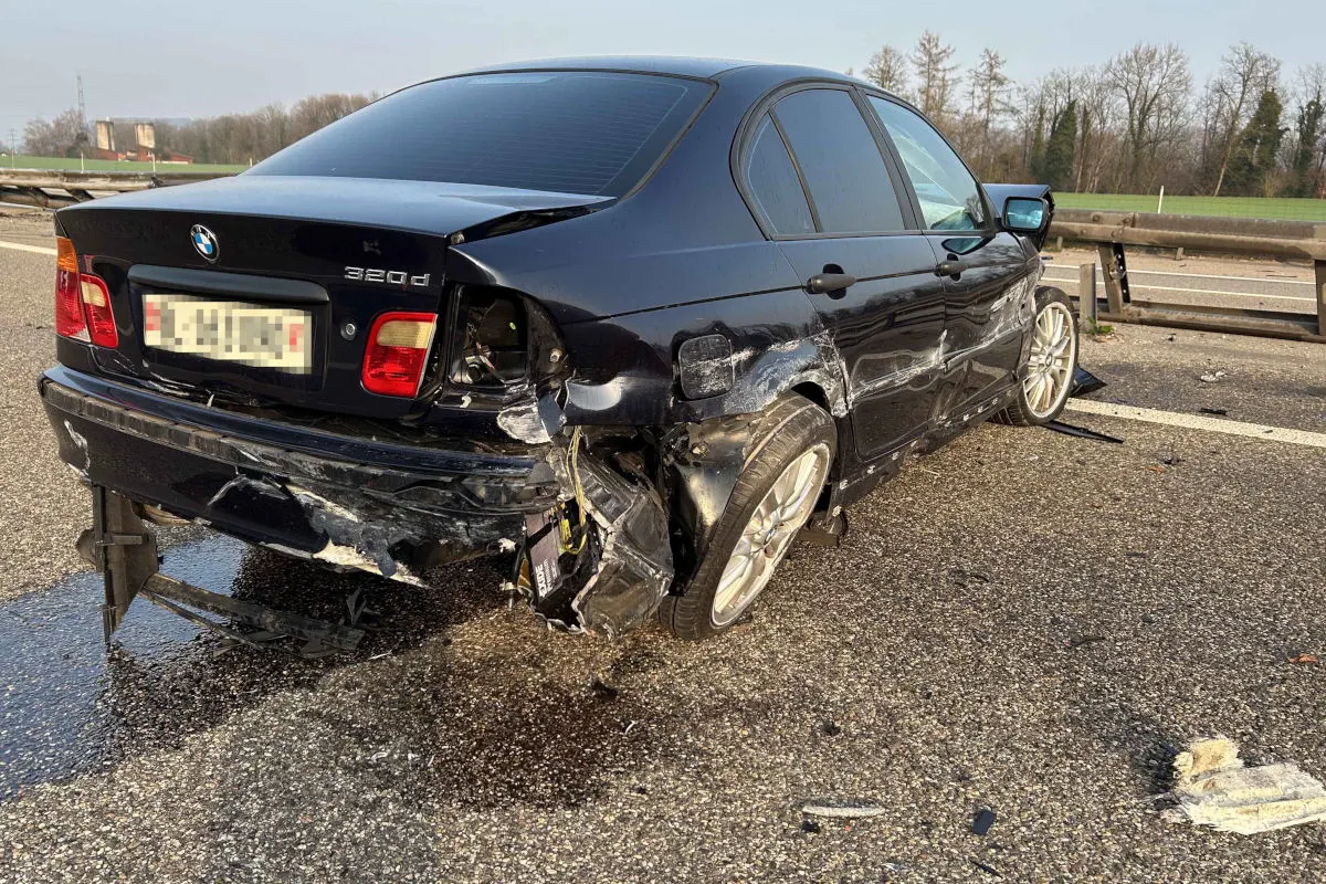 A3 Rheinfelden AG – BMW reisst Leitplanke aus Verankerung