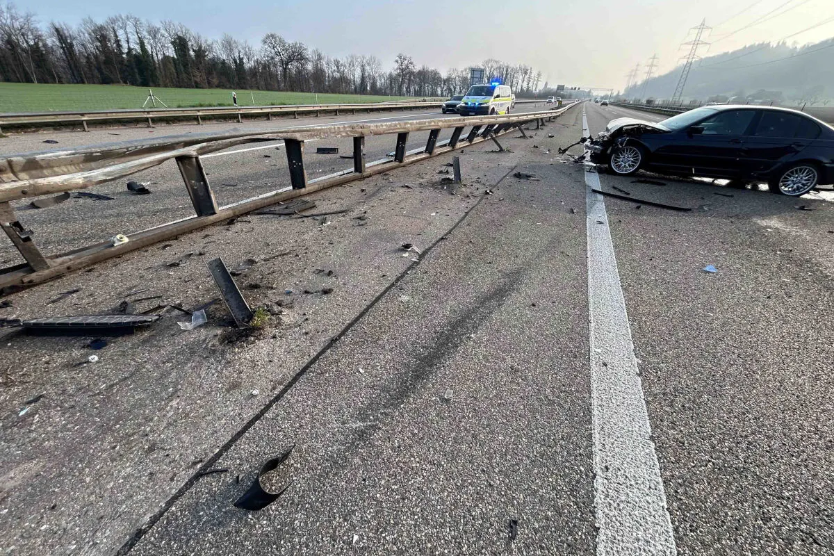 A3 Rheinfelden AG – BMW reisst Leitplanke aus Verankerung