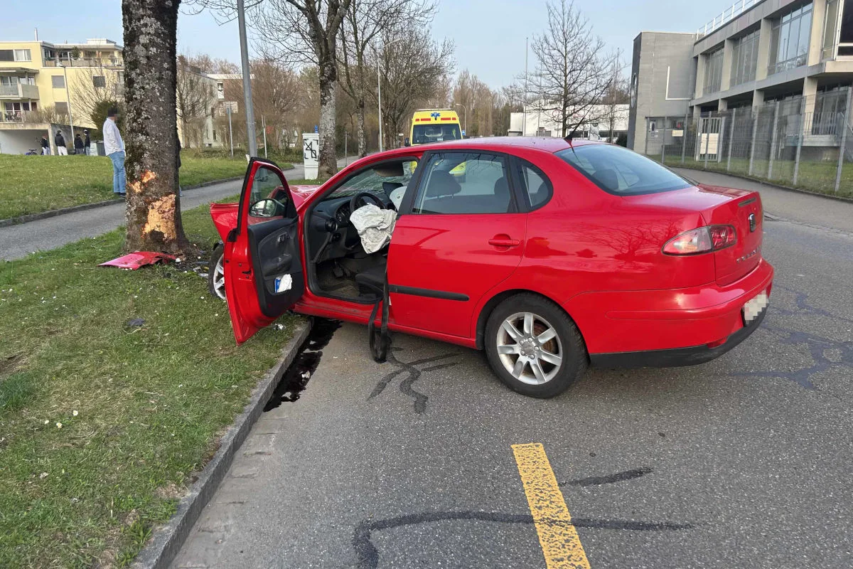Unfall in Buchs AG – Lenker prallt alkoholisiert gegen Baum