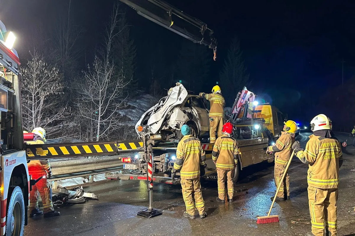 Unfall bei Maria Alm – Auto überschlägt sich und landet im Bach