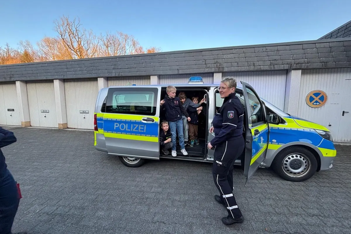 Olpe – LöschKids besuchen Polizeiwache