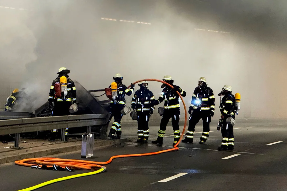 München – Auto prallt in Tunnel gegen Fahrbahnteiler und brennt