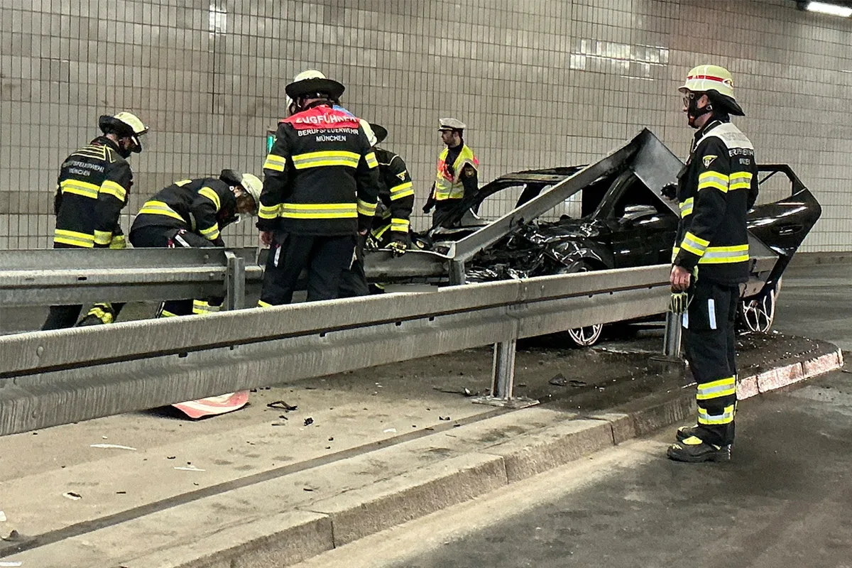 München – Auto prallt in Tunnel gegen Fahrbahnteiler und brennt