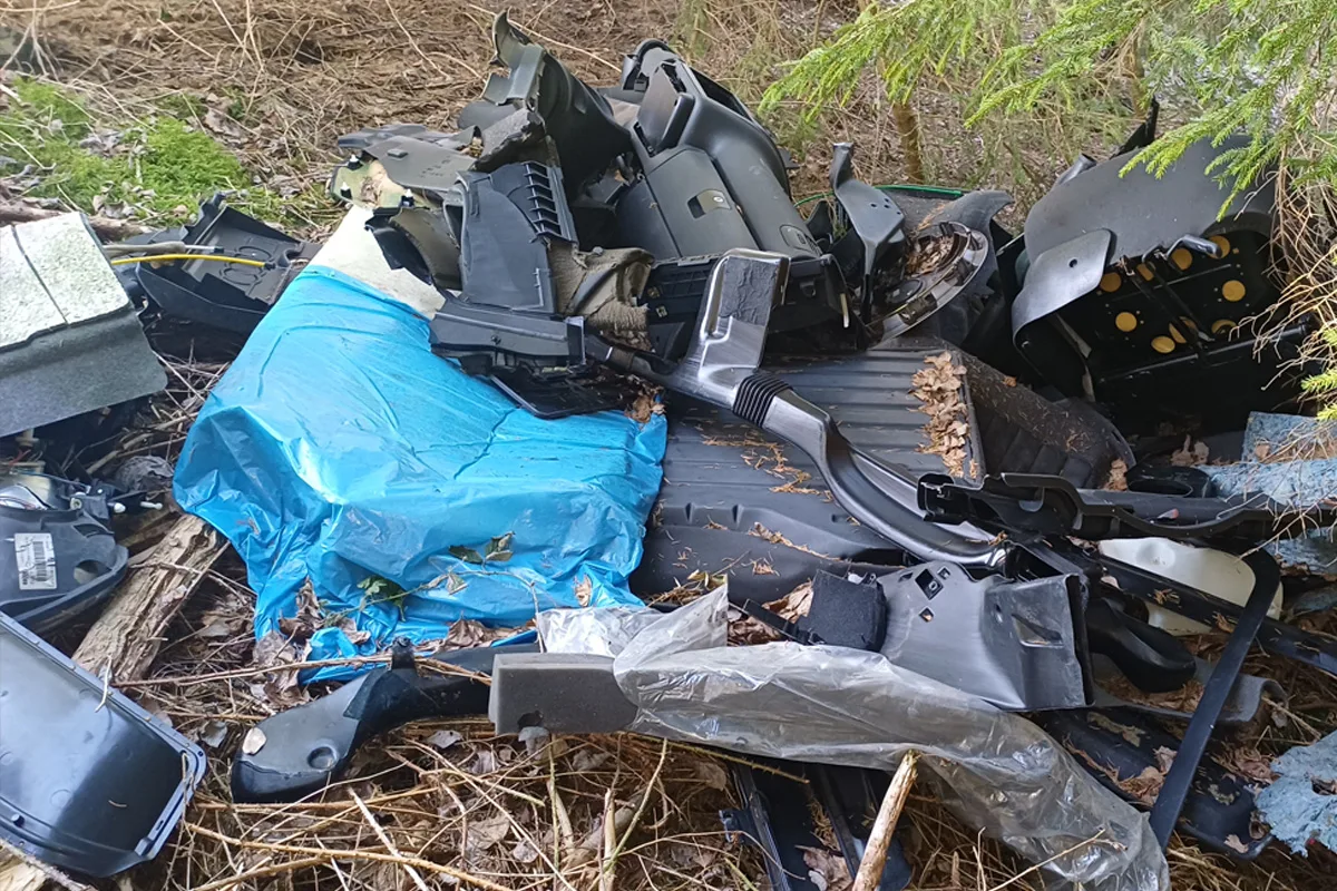 Clausthal-Zellerfeld – Audi-Reste illegal im Wald entsorgt