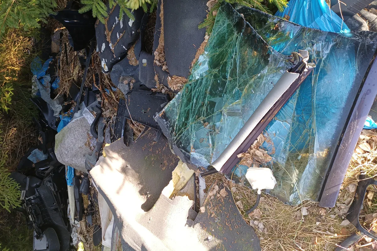 Clausthal-Zellerfeld – Audi-Reste illegal im Wald entsorgt
