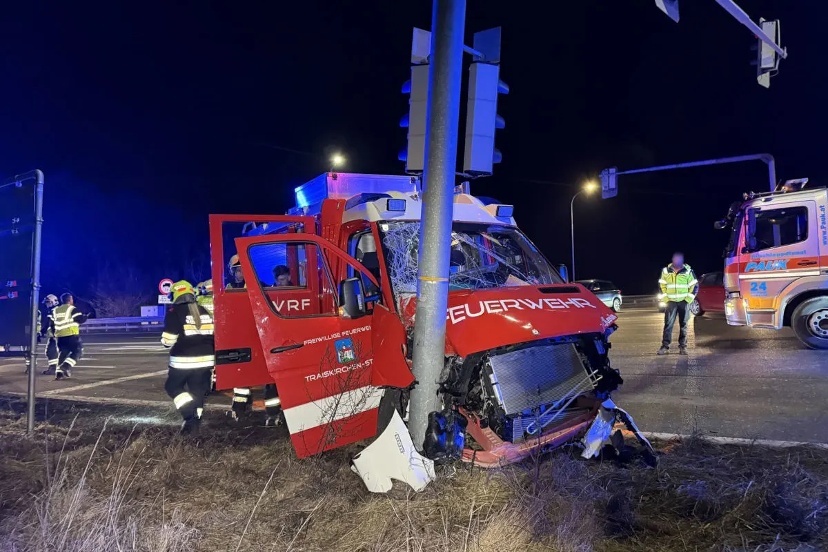 Traiskirchen – Feuerwehrfahrzeug bei Einsatzfahrt verunfallt