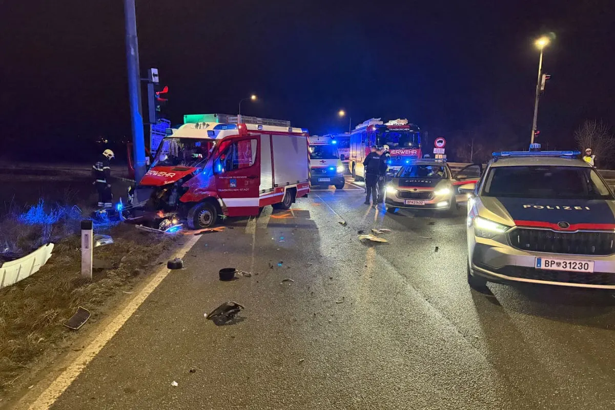Traiskirchen – Feuerwehrfahrzeug bei Einsatzfahrt verunfallt