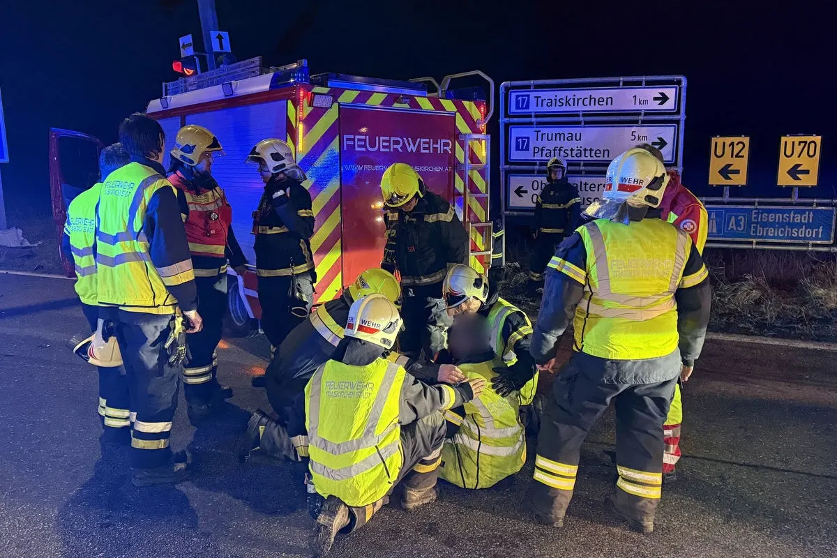 Traiskirchen – Feuerwehrfahrzeug bei Einsatzfahrt verunfallt