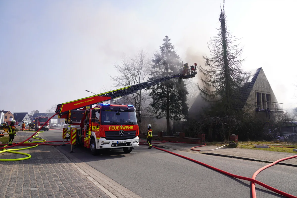 Neumünster – Großeinsatz bei Brand von Einfamilienhaus