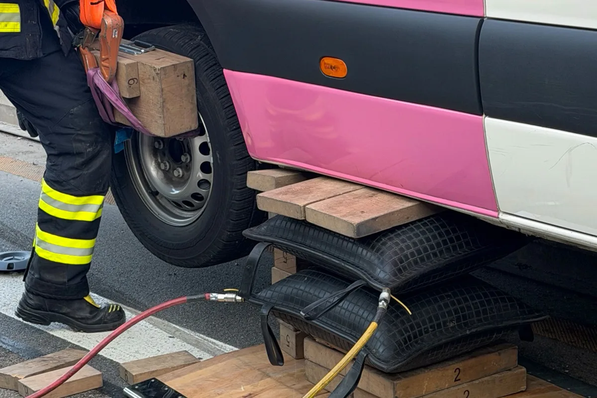 A96 München – Transporter fährt auf Spurtrenner und sorgt für Stau