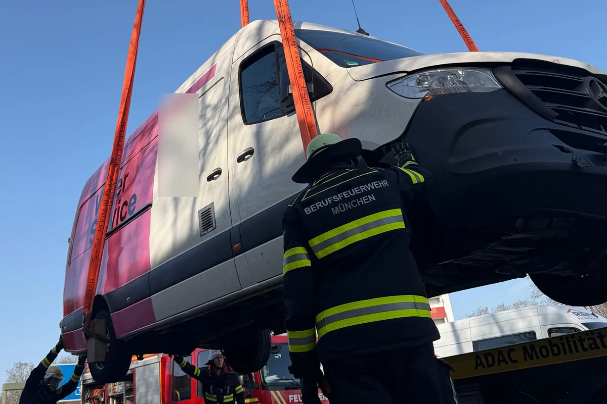 A96 München – Transporter fährt auf Spurtrenner und sorgt für Stau