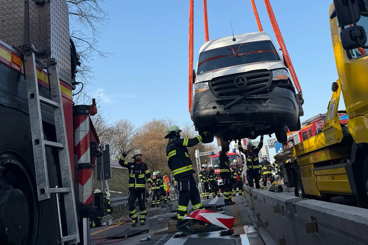 A96 München – Transporter fährt auf Spurtrenner und sorgt für Stau