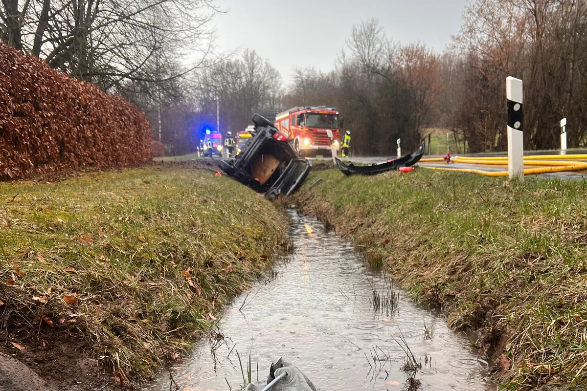Horn-Bad Meinberg – Auto brennt nach Unfall aus