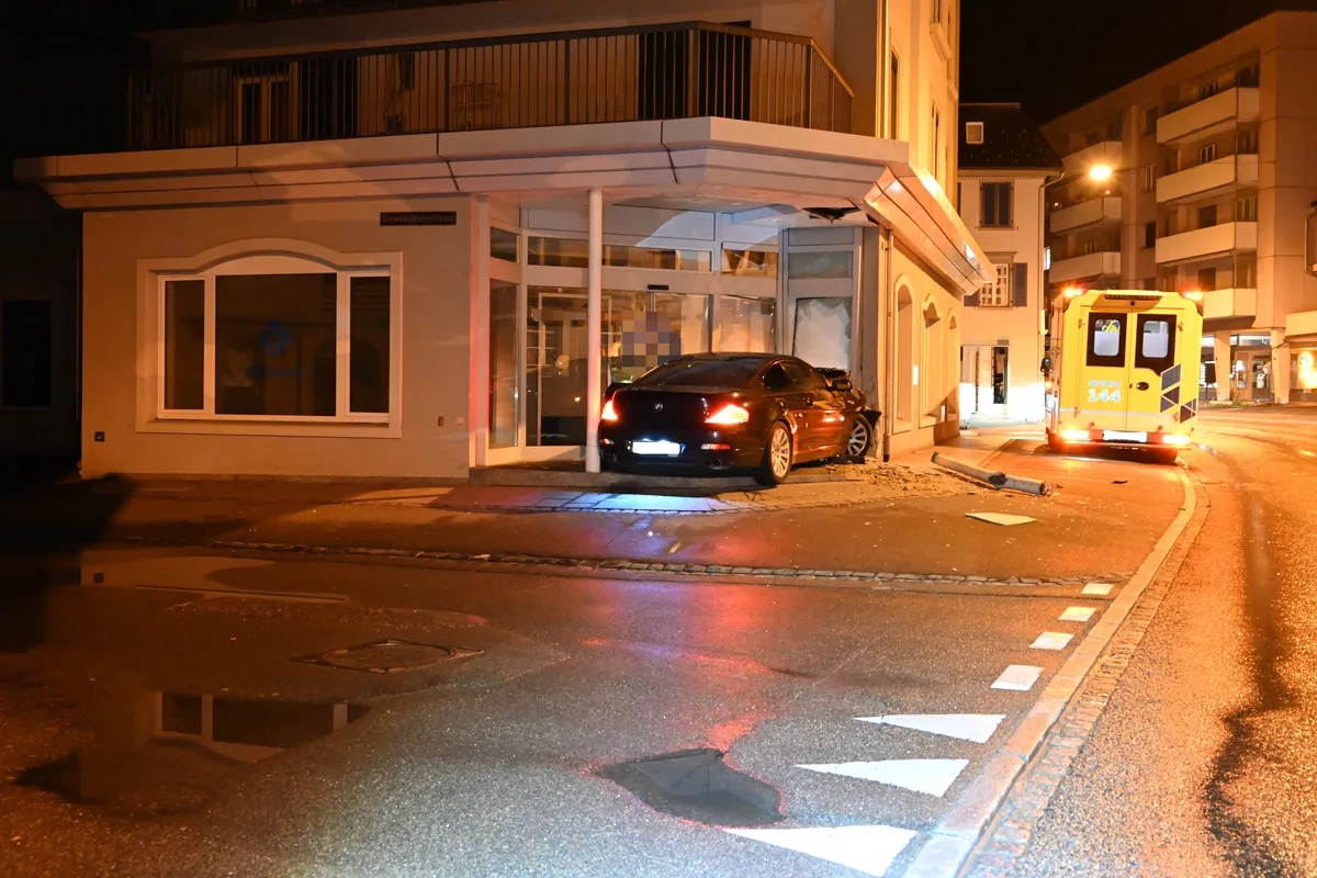Unfall in Flawil SG – Fahrunfähiger Autofahrer kracht in Gebäude