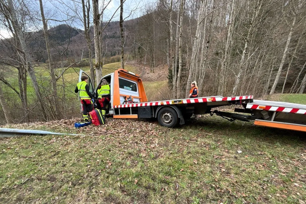 Unfall in Mümliswil SO – Lieferwagen mit Anhänger prallt in Baum