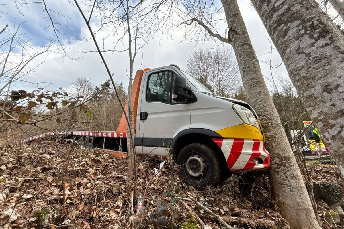 Unfall in Mümliswil SO – Lieferwagen mit Anhänger prallt in Baum