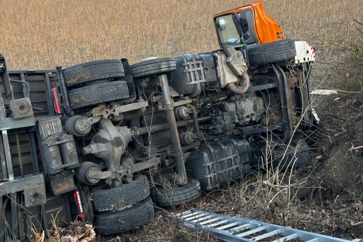 Unfall in Ansfelden – Lkw weicht Reh aus und stürzt Hang hinab
