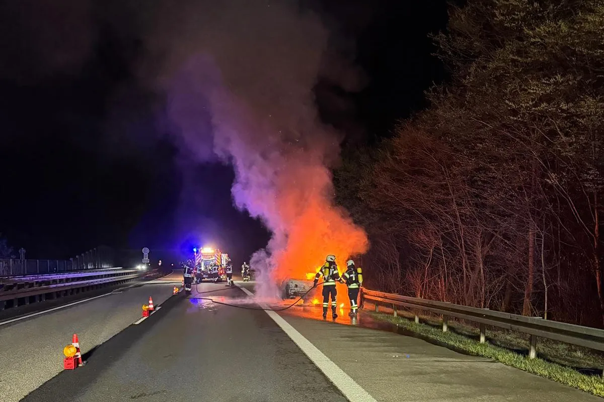 A43 Sprockhövel – Auto brennt auf Autobahn vollständig aus