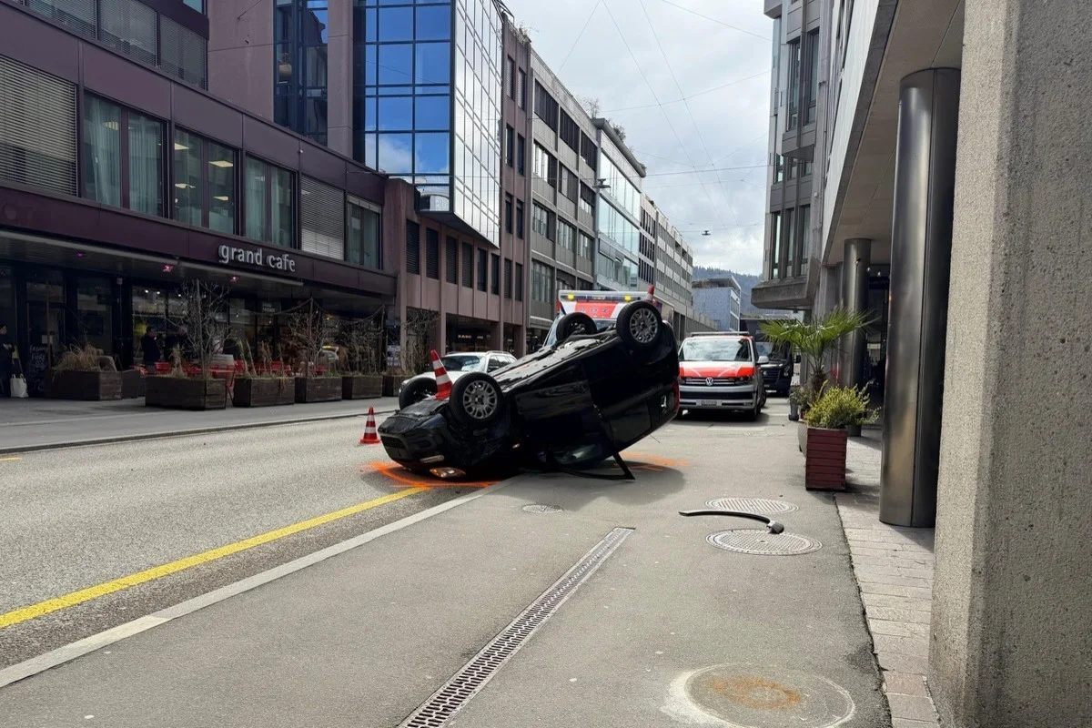 Auto überschlägt sich in Zuger Innenstadt