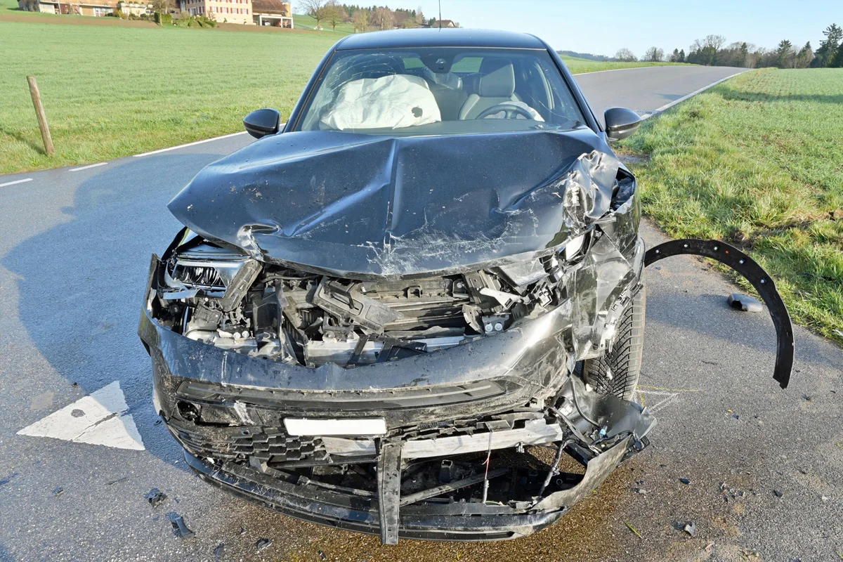 Altishofen LU – Lieferwagenfahrer nach Unfall in Lebensgefahr