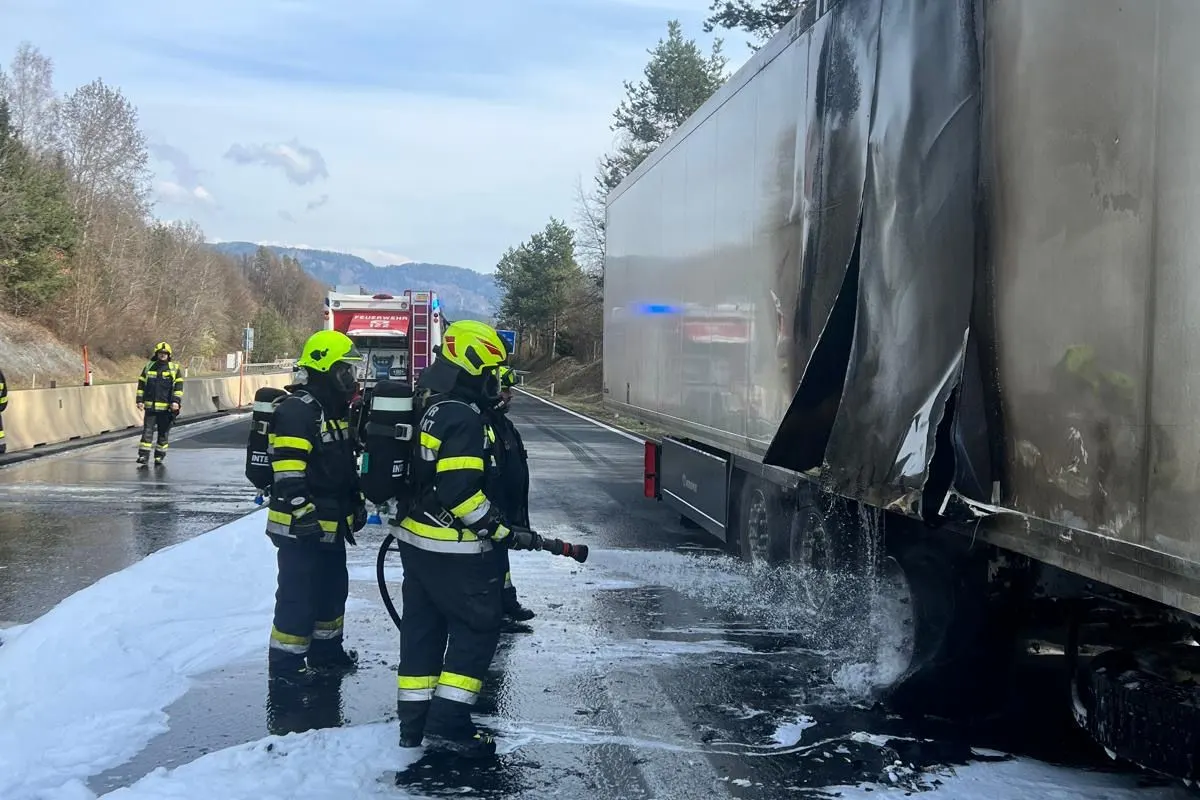 A2 Völkermarkt – Lkw-Anhänger mit Gefahrstoffen in Brand geraten