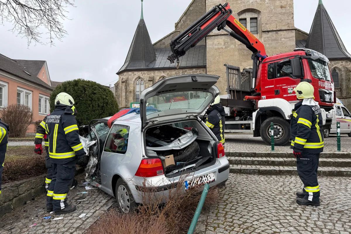 Unfall in Bad Leonfelden – Pkw prallt gegen Treppenaufgang