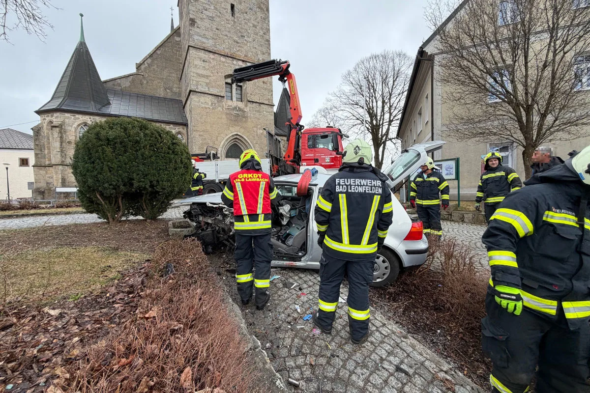 Unfall in Bad Leonfelden – Pkw prallt gegen Treppenaufgang