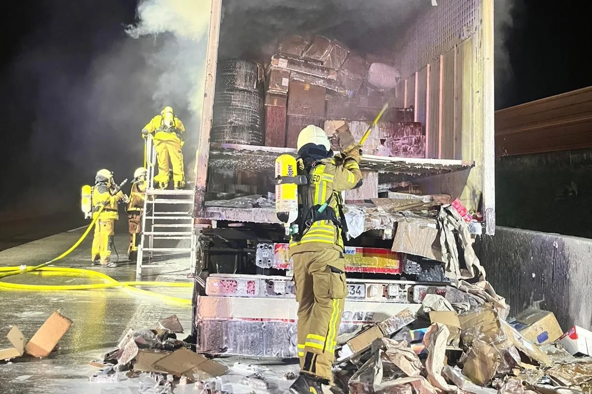 Neustadt/Wied – Lkw-Anhänger mit Paketen brennt auf der A3