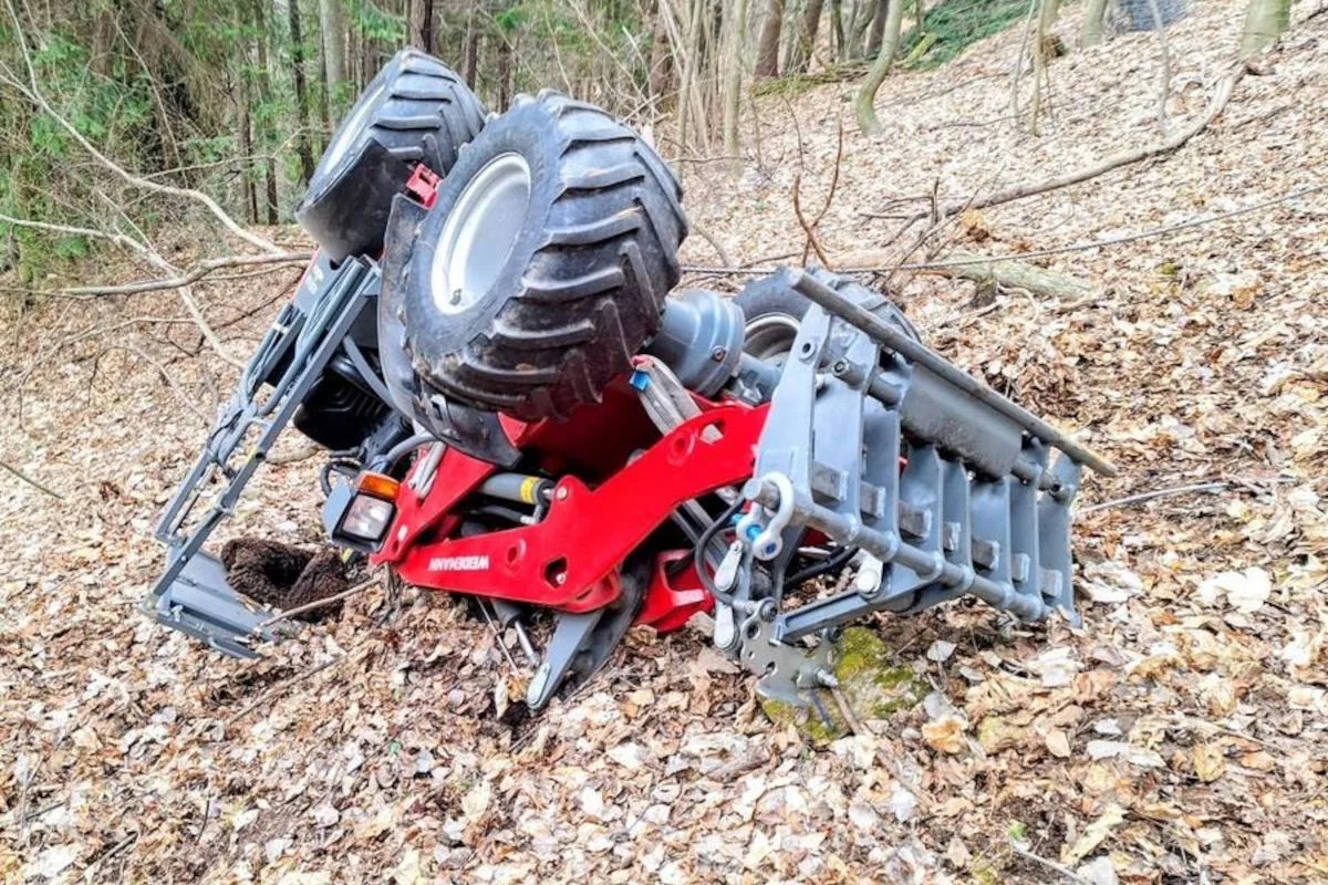 Naas – Feuerwehr birgt Hoflader aus steilem Gelände