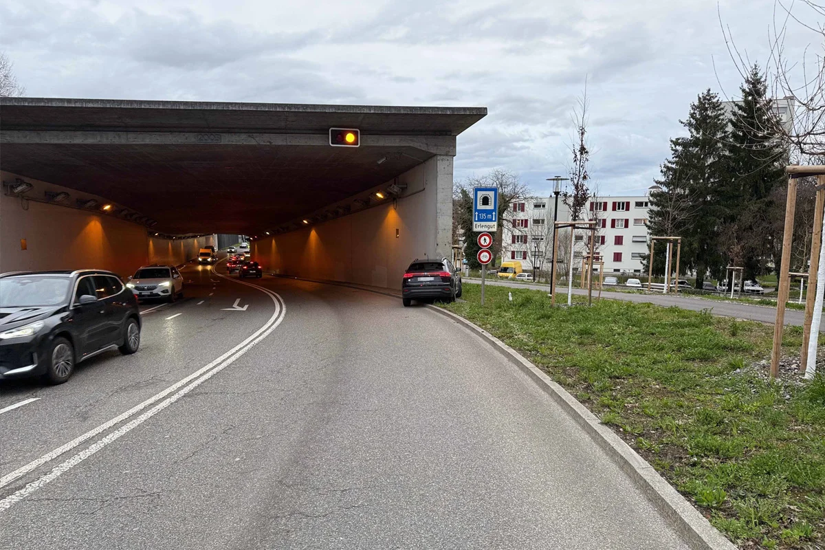 Lenzburg AG – Autolenker (19) prallt frontal in Tunnelwand