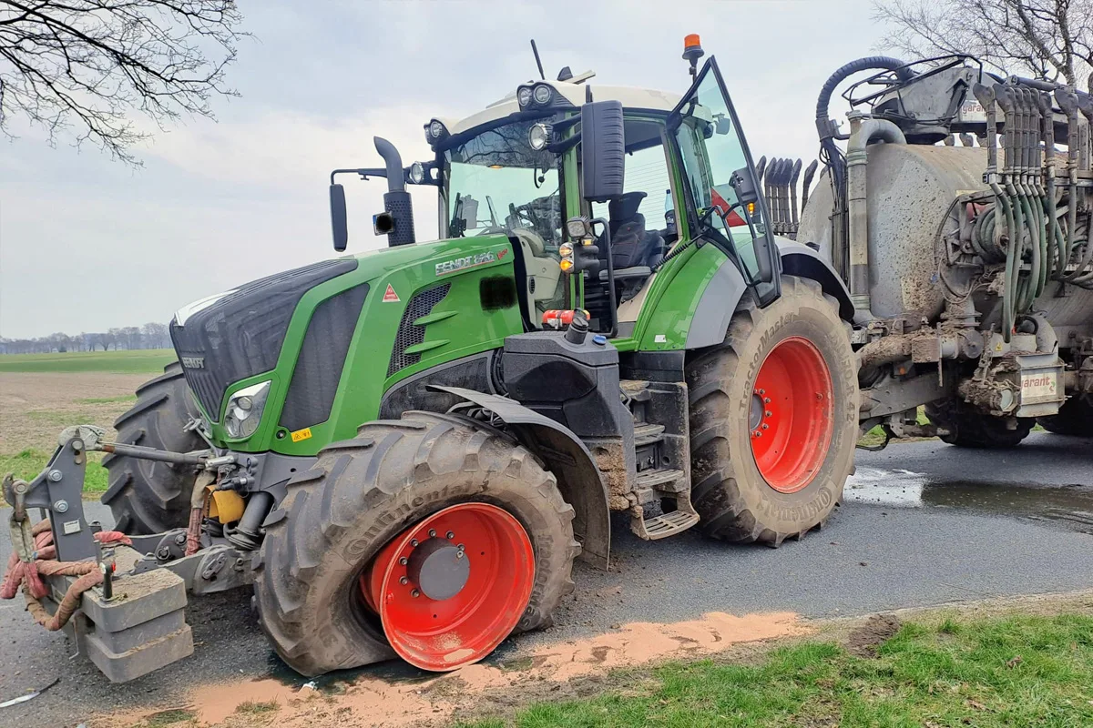 Ahlerstedt – Autofahrerin prallt beim Überholen in Traktor