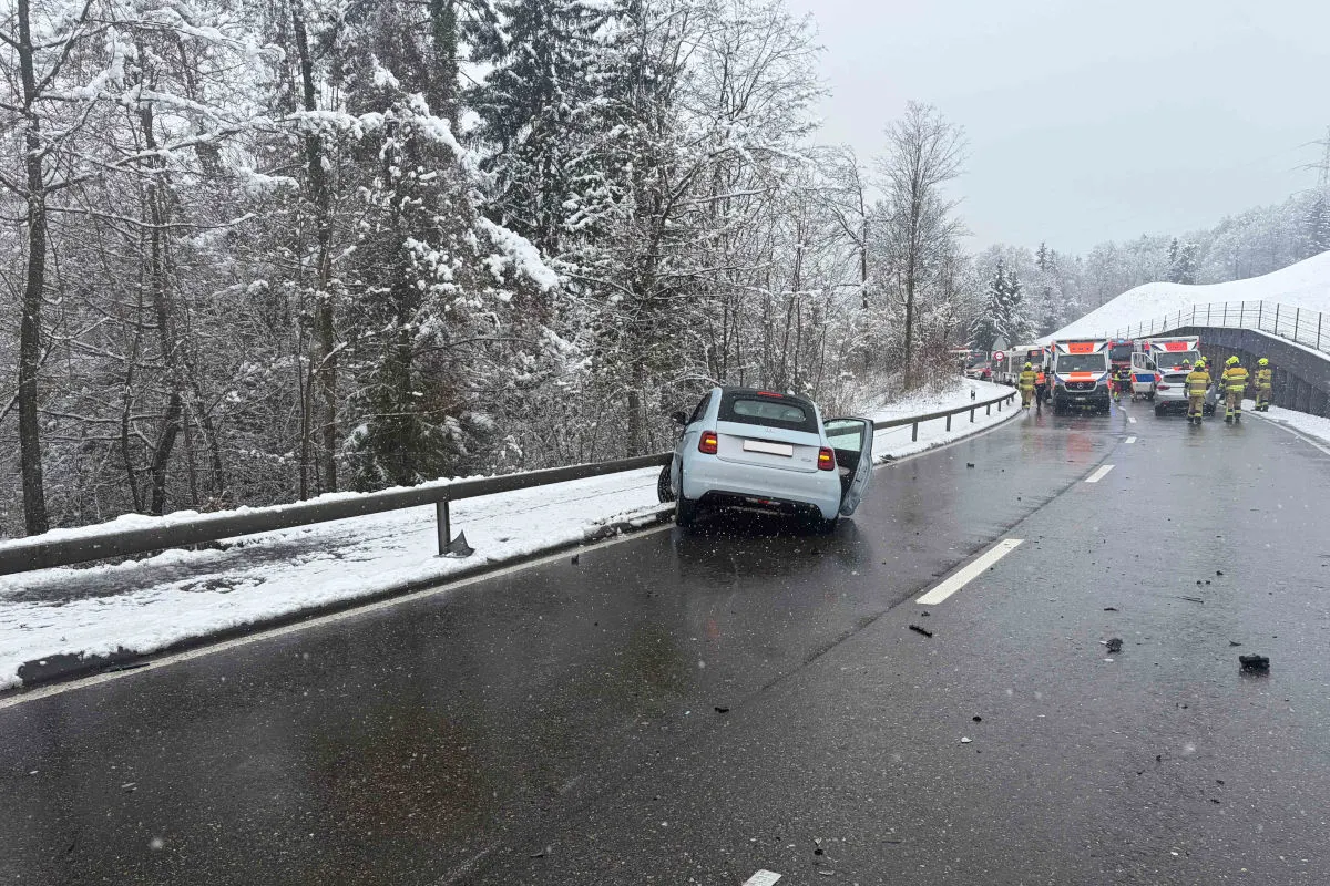 Menzingen ZG – Vier Verletzte nach Unfall mit Überholmanöver