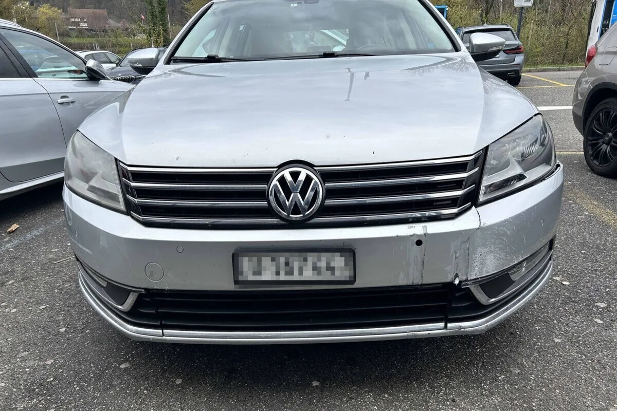 Rastplatz Würenlos AG – Auto fährt in Fast-Food-Restaurant