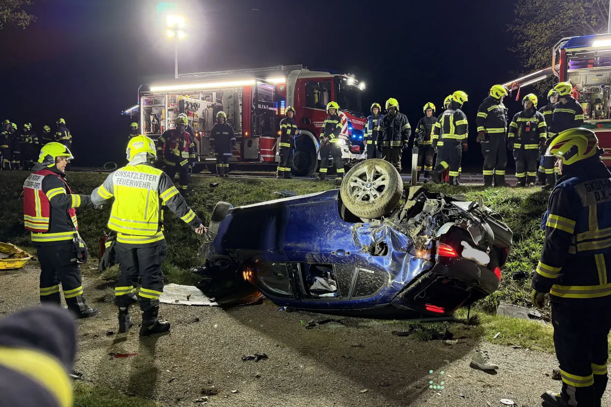 Schwerer Unfall bei Rudersdorf – Pkw überschlägt sich