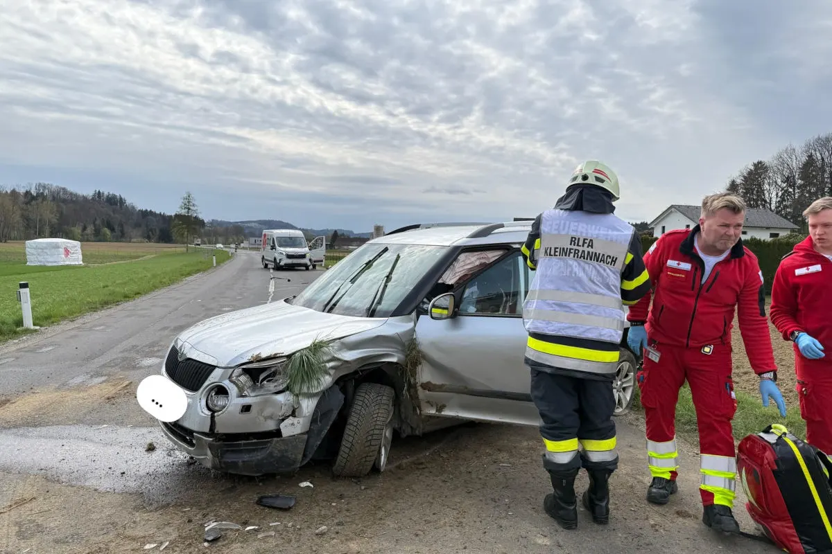 Mitterlabill – Pkw überschlägt sich nach Unfall mit Lieferwagen
