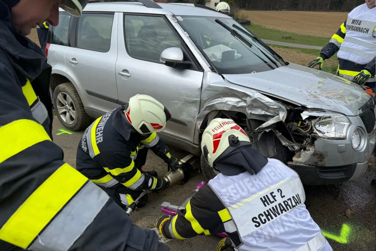 Mitterlabill – Pkw überschlägt sich nach Unfall mit Lieferwagen