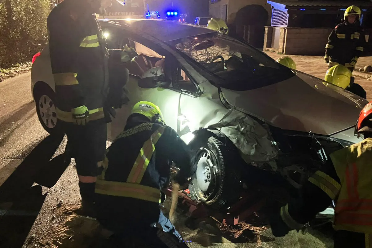 Schwarzau am Steinfeld – Pkw kippt bei Unfall um