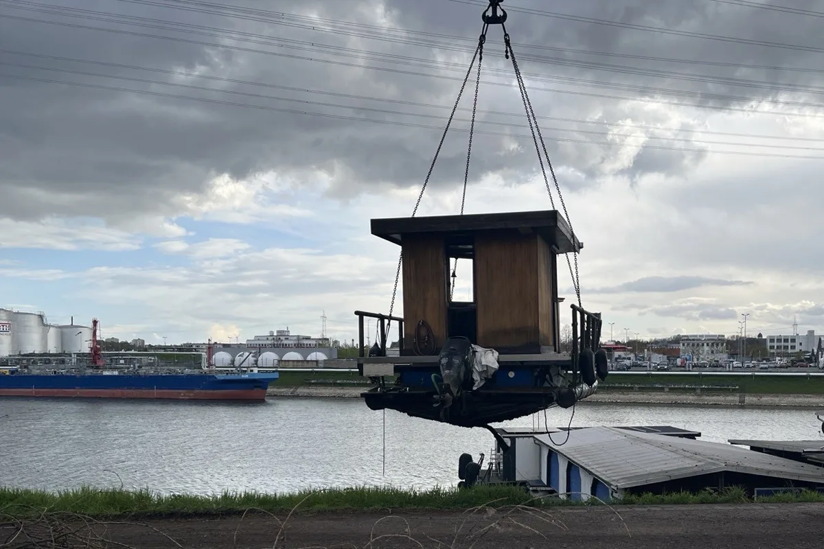 Mainz – Sinkendes Sportboot verunreinigt Gewässer