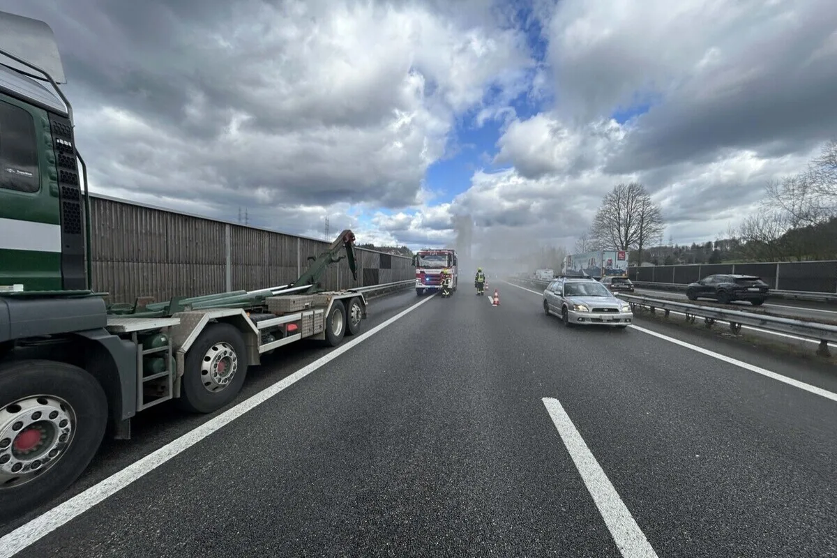 A1 bei Oftringen AG – Lastwagenmulde gerät in Brand