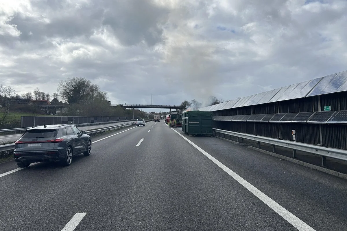 A1 bei Oftringen AG – Lastwagenmulde gerät in Brand