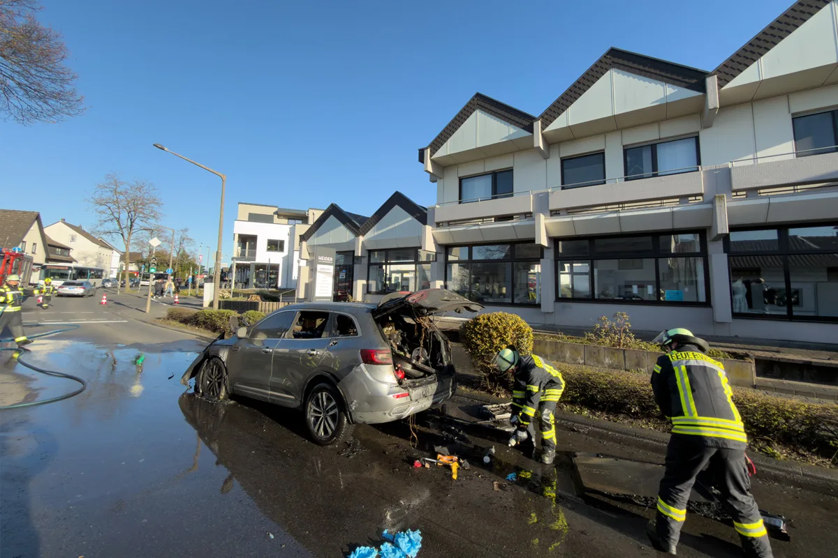 Königswinter – Zwei Personen bei Brand von Auto verletzt