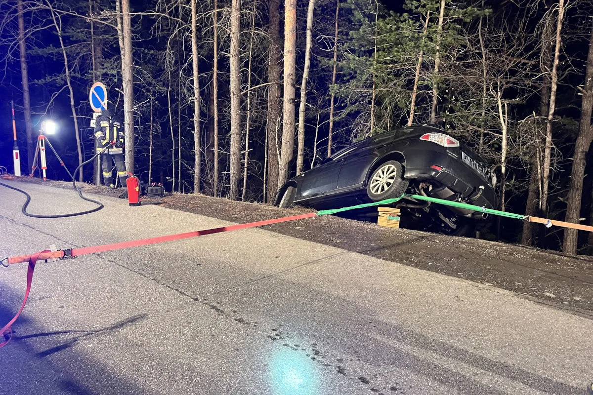 Unfall in Pfunds – Auto stürzt ab