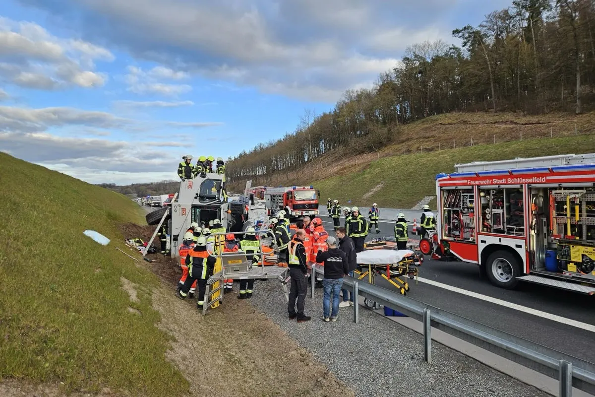 A3 bei Burghaslach – Autokran nach Unfall umgestürzt
