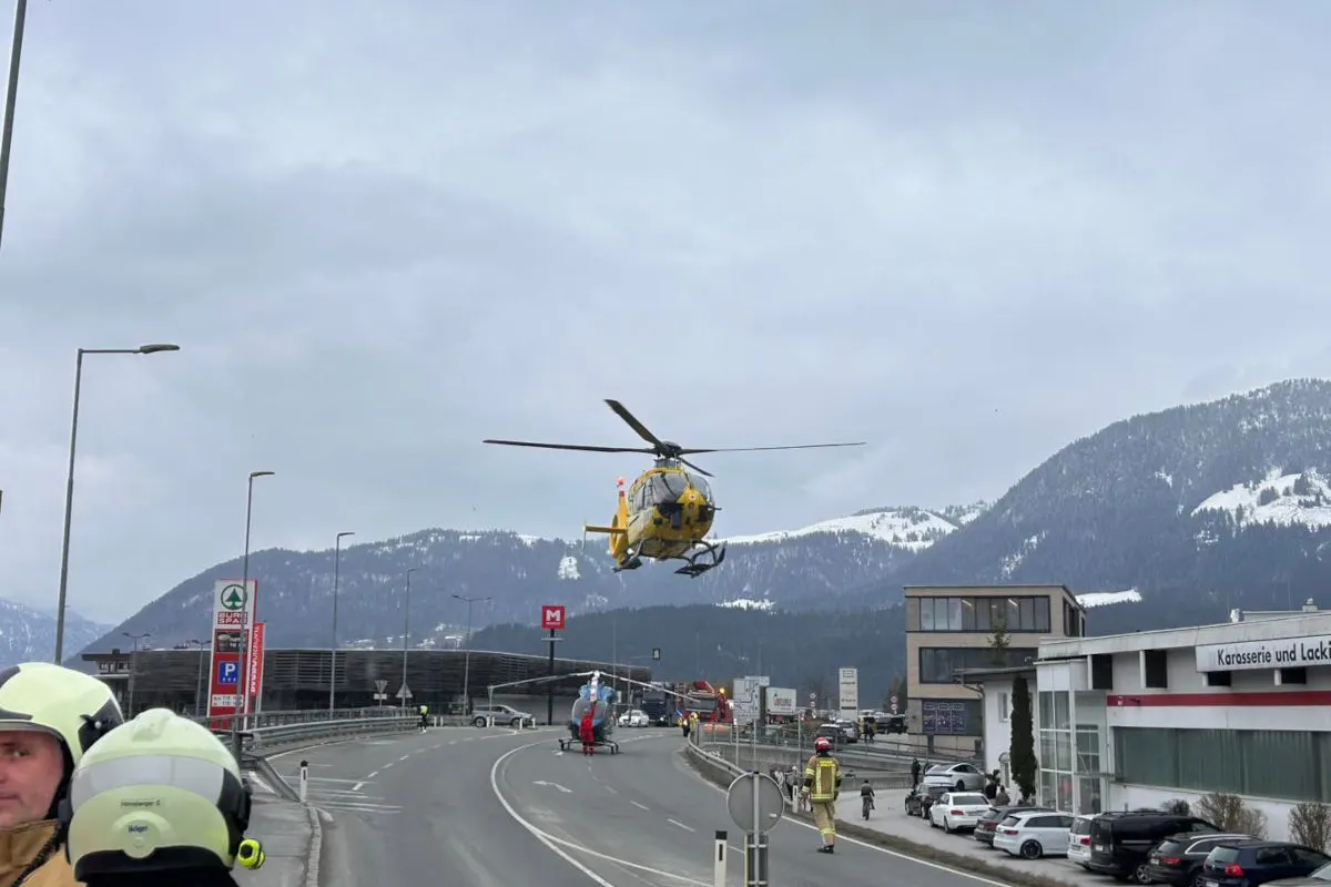 St. Johann in Tirol – Schwerer Unfall zwischen Pkw und Linienbus
